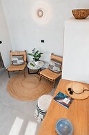 Almyra Oia Suites