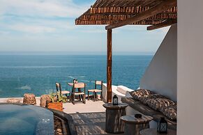 Almyra Oia Suites