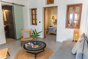Almyra Oia Suites