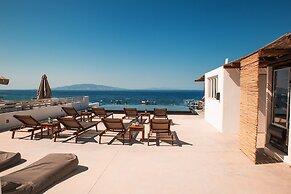 Almyra Oia Suites