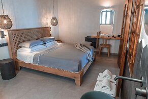 Almyra Oia Suites