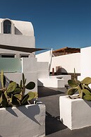 Almyra Oia Suites