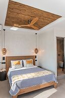 Almyra Oia Suites