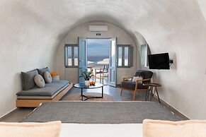 Almyra Oia Suites