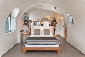 Almyra Oia Suites