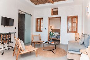 Almyra Oia Suites
