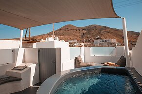 Almyra Oia Suites