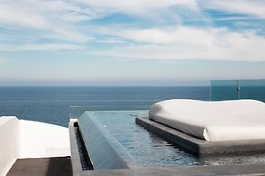 Almyra Oia Suites