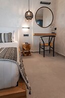 Almyra Oia Suites