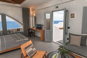 Almyra Oia Suites