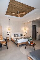 Almyra Oia Suites