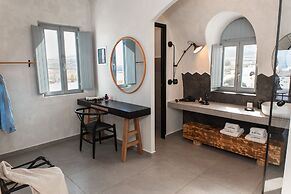 Almyra Oia Suites