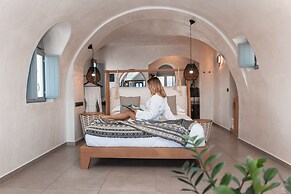 Almyra Oia Suites