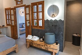 Almyra Oia Suites