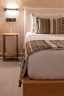 Almyra Oia Suites