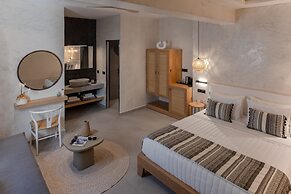 Almyra Oia Suites