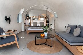 Almyra Oia Suites