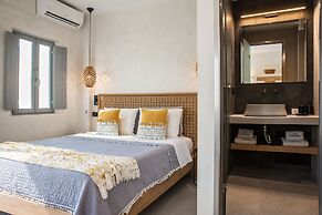 Almyra Oia Suites