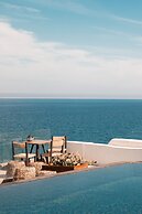 Almyra Oia Suites