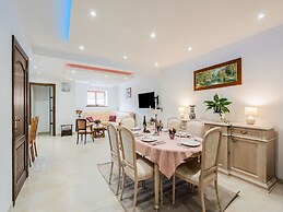 Cozy Chalet With Garden