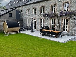 Cosy Mansion With Private Terrace and Sauna