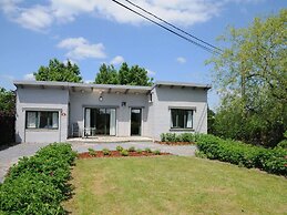 Spacious Bungalow for 6 People With hot tub and Large Landscaped Garde