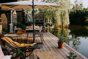 Geel Chalet in Netevallei