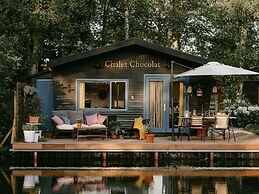 Chalet Chocolat in Geel in Quiet Location by the Water