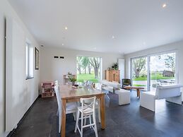 Peaceful Villa With Pond