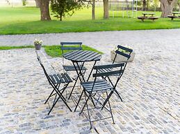 Peaceful Villa With Pond