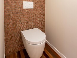 Peaceful Villa With Pond