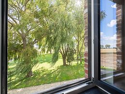 Peaceful Villa With Pond