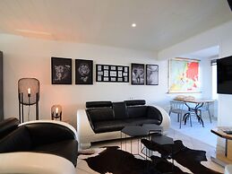 Holiday Home in Rochehaut With Fenced Garden