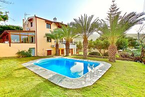 Villa Karteros with private pool