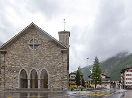 Welcoming Holiday Home in Saas Grund With Garden