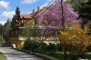 2-floor Apartment in a Villa With Park