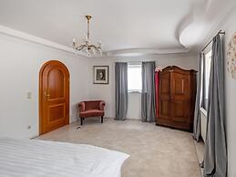 Luxurious Holiday Home With a Nice Private Garden
