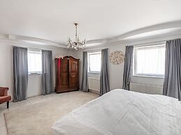 Luxurious Holiday Home With a Nice Private Garden