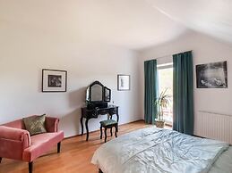 Luxurious Holiday Home With a Nice Private Garden
