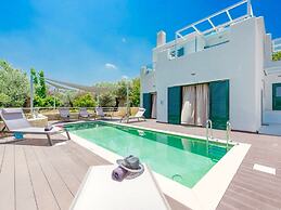 Wonderful Villa in Gerani With Private Pool