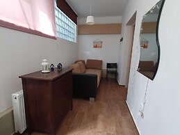 Apartment in Loutra Elenis With Garden