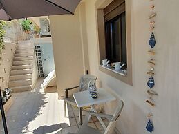 Apartment in Loutra Elenis With Garden