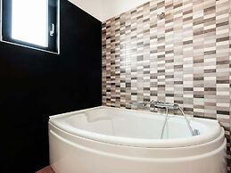 Beautiful Villa in Adelianos Kampos With Pool