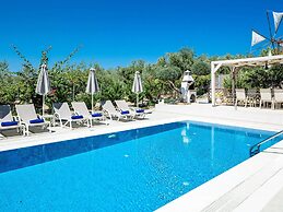 Beautiful Villa in Adelianos Kampos With Pool