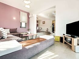 Beautiful Villa in Adelianos Kampos With Pool