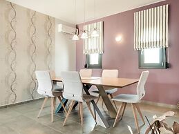 Beautiful Villa in Adelianos Kampos With Pool