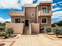 Beautiful Villa in Adelianos Kampos With Pool