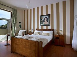 Luxury Villa With Heated Pool 700m to the Beach