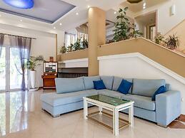 Beautiful Holiday Home With Private Pool