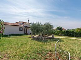 Adorable Holiday House With Private Pool